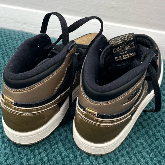 Brand new Air Jordans Black and Gold 3Y - Picture 3 of 4